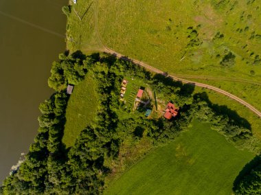 Nehir kıyısında çadırları olan turist kampının en iyi manzarası..