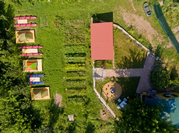 Vista Superior Acampamento Turistas Com Tendas Margem Rio — Fotografia de Stock