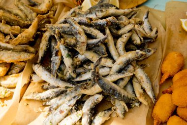 Tezgahta küçük kızarmış balık. Sokak yemeği festivali. Seçici odaklanma. Yakın plan..