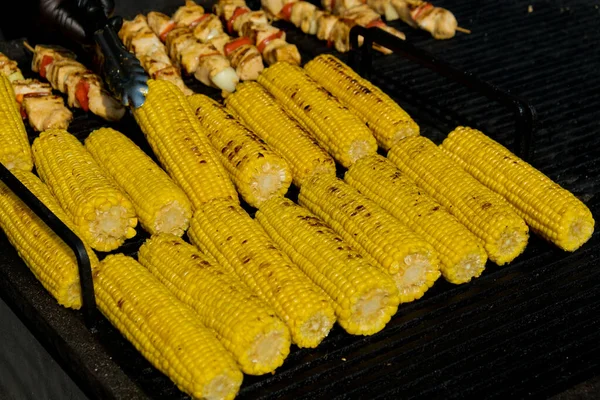 Grillning Majskolv Gatumiddag Selektiv Inriktning — Stockfoto