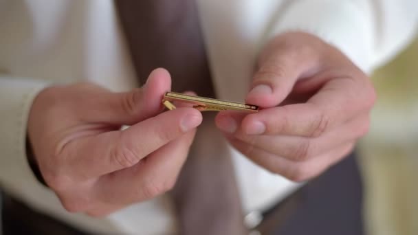 Man in white shirt wears a gold tie clip — Stock Video