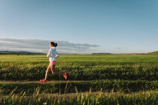 Femme courir en plein air — Photo