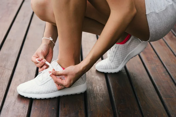 Donna allacciatura calzature fitness — Foto Stock