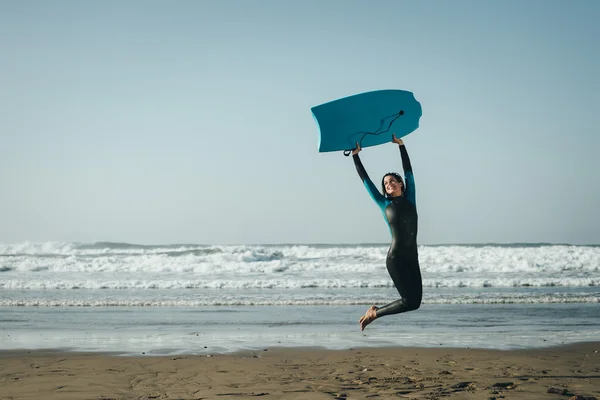女性ボディー サーファー ジャンプと楽しい時を過す — ストック写真
