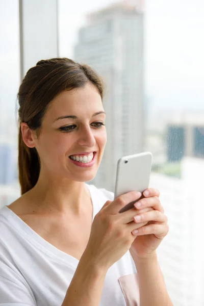 女人在智能手机上的短信 — 图库照片