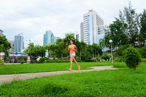 Mujer de fitness corriendo en el parque de la ciudad en Bangkok — Foto de Stock