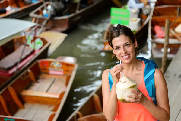 Mulher em viagem para Tailândia em Damnoen Saduak mercado flutuante — Fotografia de Stock