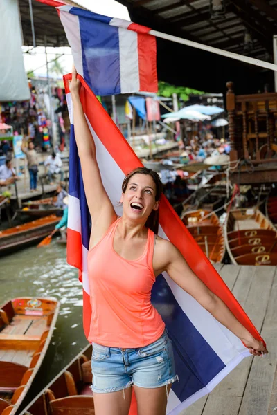 Frau mit thailändischer Flagge auf Bangkoks schwimmendem Markt — Stockfoto