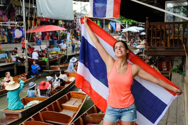 Donna con bandiera Thailandia al mercato galleggiante di Bangkok — Foto Stock