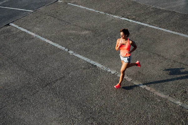 Mujer corriendo sobre asfalto de ciudad —  Fotos de Stock