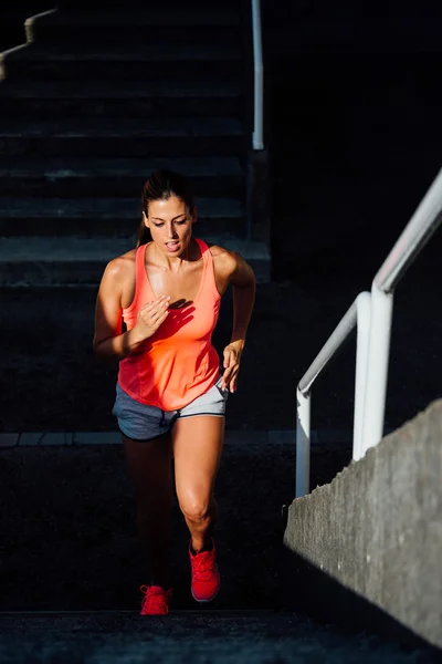 Vrouwelijke atleet traplopen — Stockfoto