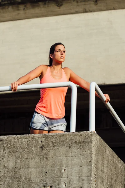 Sportiga kvinnan ta ett träningspass vila — Stockfoto