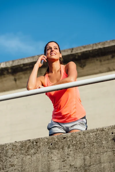 Sportliche Frau auf Smartphone-Anruf — Stockfoto