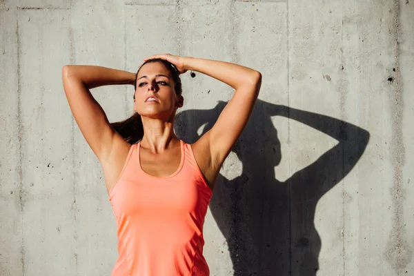 Deportiva preparándose para hacer ejercicio — Foto de Stock