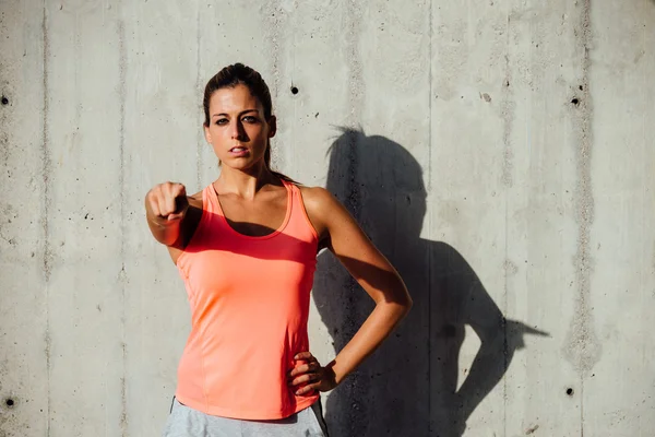 Säker motiverade idrottskvinna pekar — Stockfoto