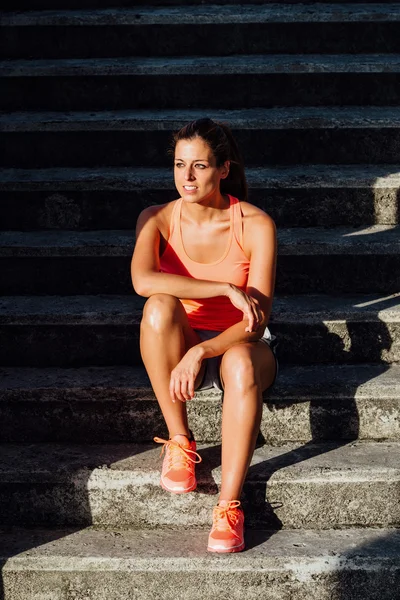 Kobieta biorący odpoczynek odkryty treningu fitness — Zdjęcie stockowe