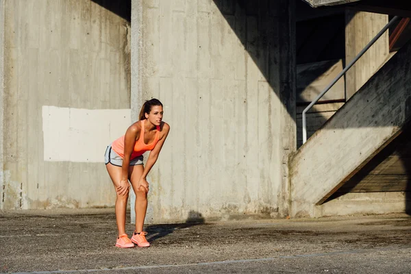 女人在跑锻炼期间休息 — 图库照片