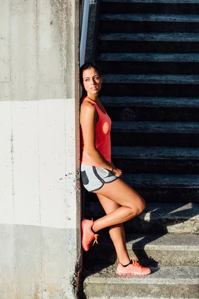 Sportliche Frau ruht sich nach Training aus — Stockfoto