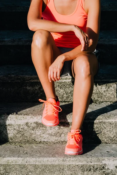 Sportiga kvinnan ta ett träningspass vila — Stockfoto