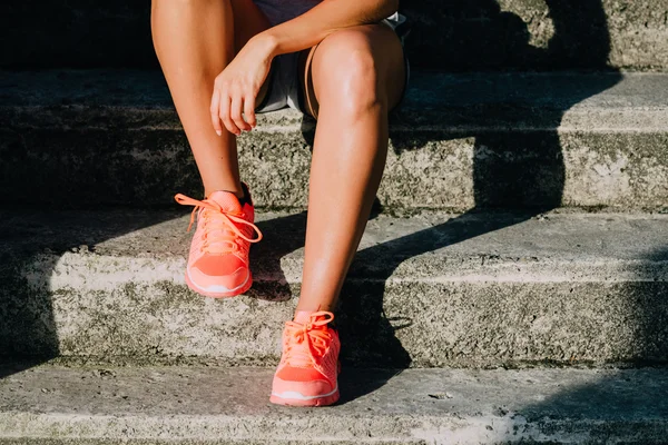 Deportiva mujer tomando un descanso entrenamiento — Foto de Stock