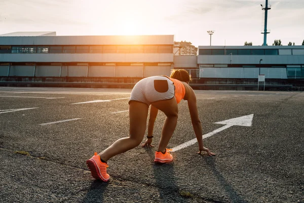 Mujer lista para correr al atardecer en la ciudad — Foto de Stock