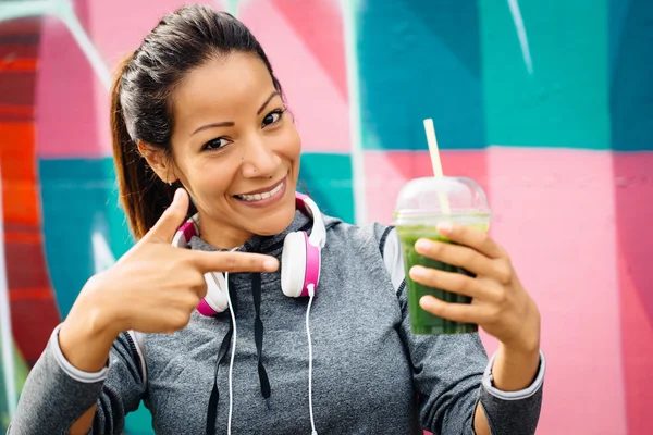 Mulher desportiva bebendo smoothie desintoxicação — Fotografia de Stock