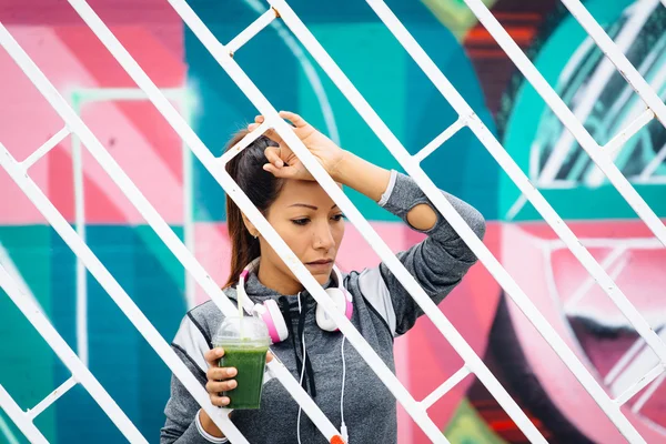 Tired fitness woman drinking detox smoothie — Stock Photo, Image