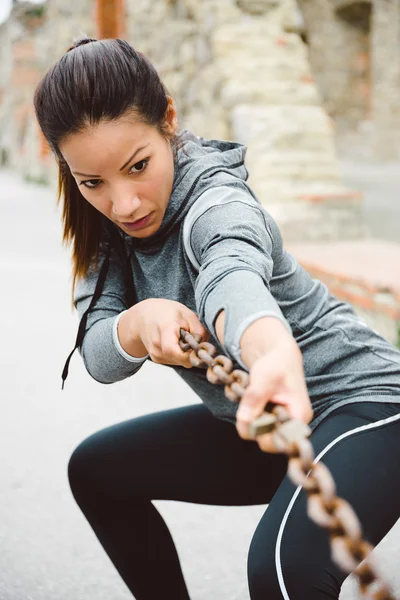Fitness nő húzza a lánc kidolgozása — Stock Fotó