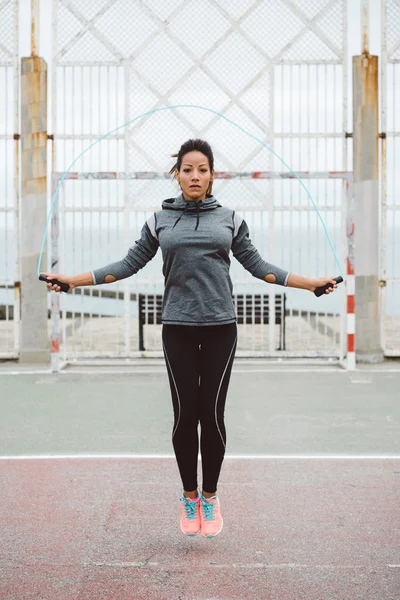 İp atlama fitness kentsel kadın — Stok fotoğraf
