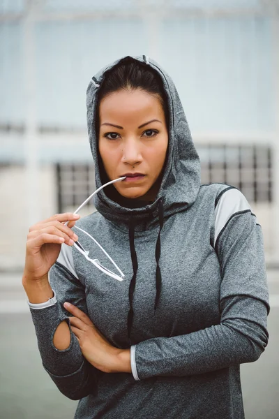 Retrato de mujer de fitness urbano de aspecto duro — Foto de Stock