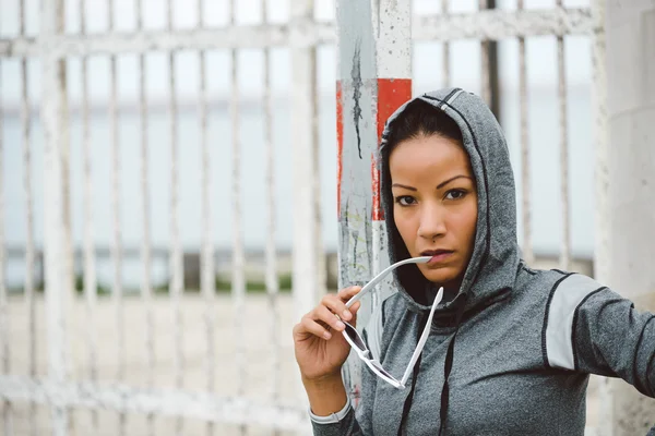 Taai op zoek stedelijke fitness vrouw portret — Stockfoto