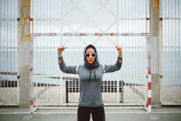 Сильная фитнесс-женщина показывает бицепсы — стоковое фото