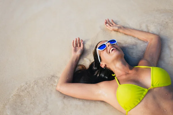 Mulher se divertindo nas férias de verão na praia — Fotografia de Stock