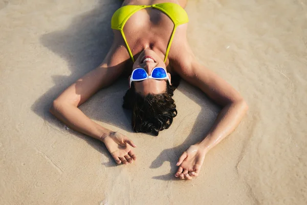 Diversão e alegria nas férias de verão na praia — Fotografia de Stock