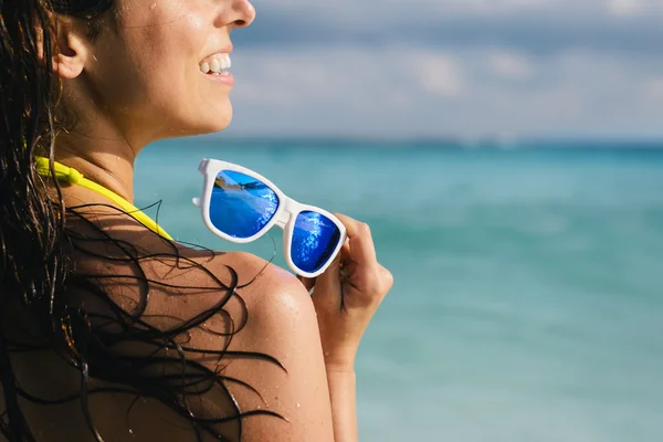 Mujer disfrutando de vacaciones tropicales caribeñas —  Fotos de Stock