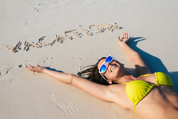 Mujer feliz en bikini y concepto de vacaciones de verano —  Fotos de Stock