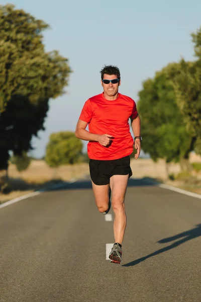 Uomo che corre su strada — Foto Stock