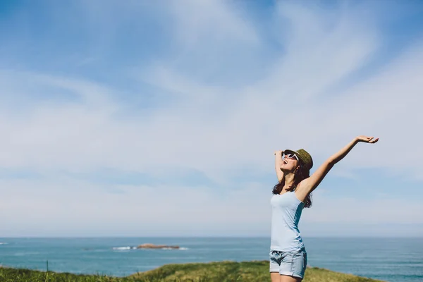 Blissful woman enjoying coast vacation travel — Stock Photo, Image