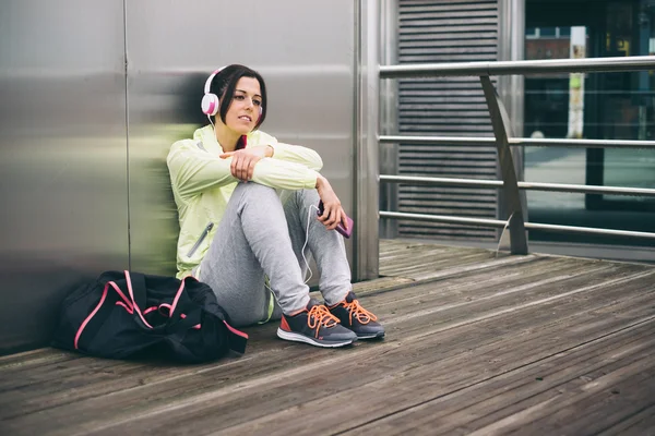 Urban fitness woman resting after workout — Stock Photo, Image