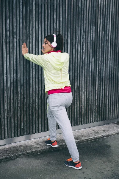 Mujer fitness haciendo ejercicio de estiramiento de piernas —  Fotos de Stock