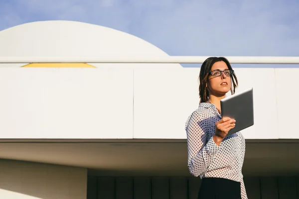 Donna d'affari moderna di successo — Foto Stock