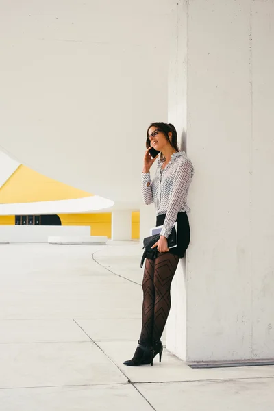 Empresaria en descanso de trabajo llamando por teléfono celular —  Fotos de Stock