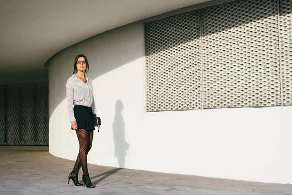 Fashionabla professionell kvinna gå utanför — Stockfoto