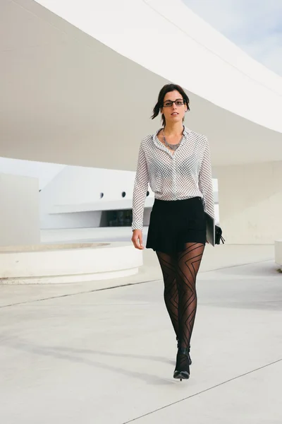 Mujer profesional de moda caminando fuera —  Fotos de Stock