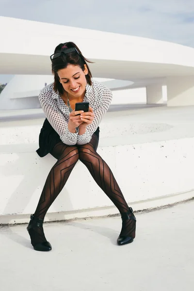 Tendance femme d'affaires SMS message sur smartphone — Photo