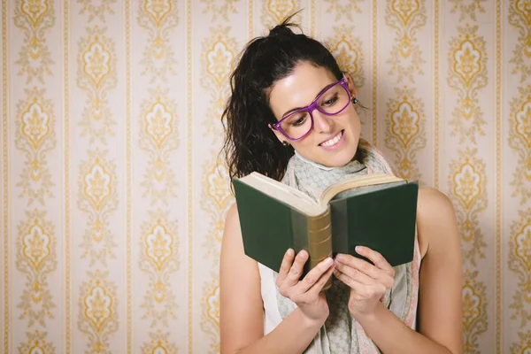 Mulher inteligente livro de leitura — Fotografia de Stock