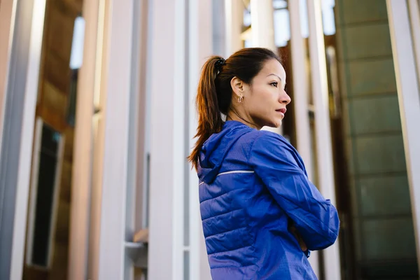 Motivierte urbane sportliche Stadtfrau, die sich nach dem Training ausruht — Stockfoto