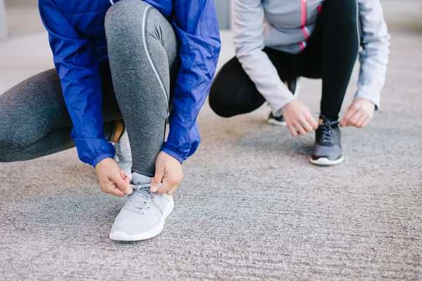 Mulheres se preparando para corrida urbana — Fotografia de Stock