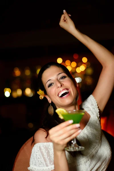 Ženy tančí a baví se v nočním klubu — Stock fotografie