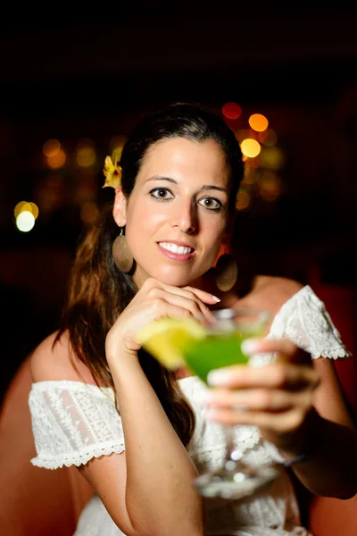 Frau im Nachtclub stößt mit Cocktail-Drink an — Stockfoto